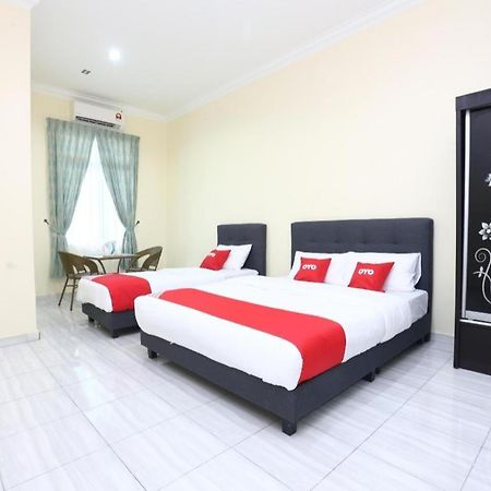 โอโย 89607 อโลฮา ชาเลต์ Hotel Kampung Raja ภายนอก รูปภาพ