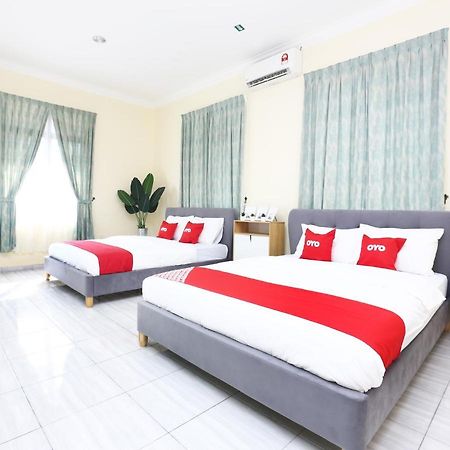 โอโย 89607 อโลฮา ชาเลต์ Hotel Kampung Raja ภายนอก รูปภาพ