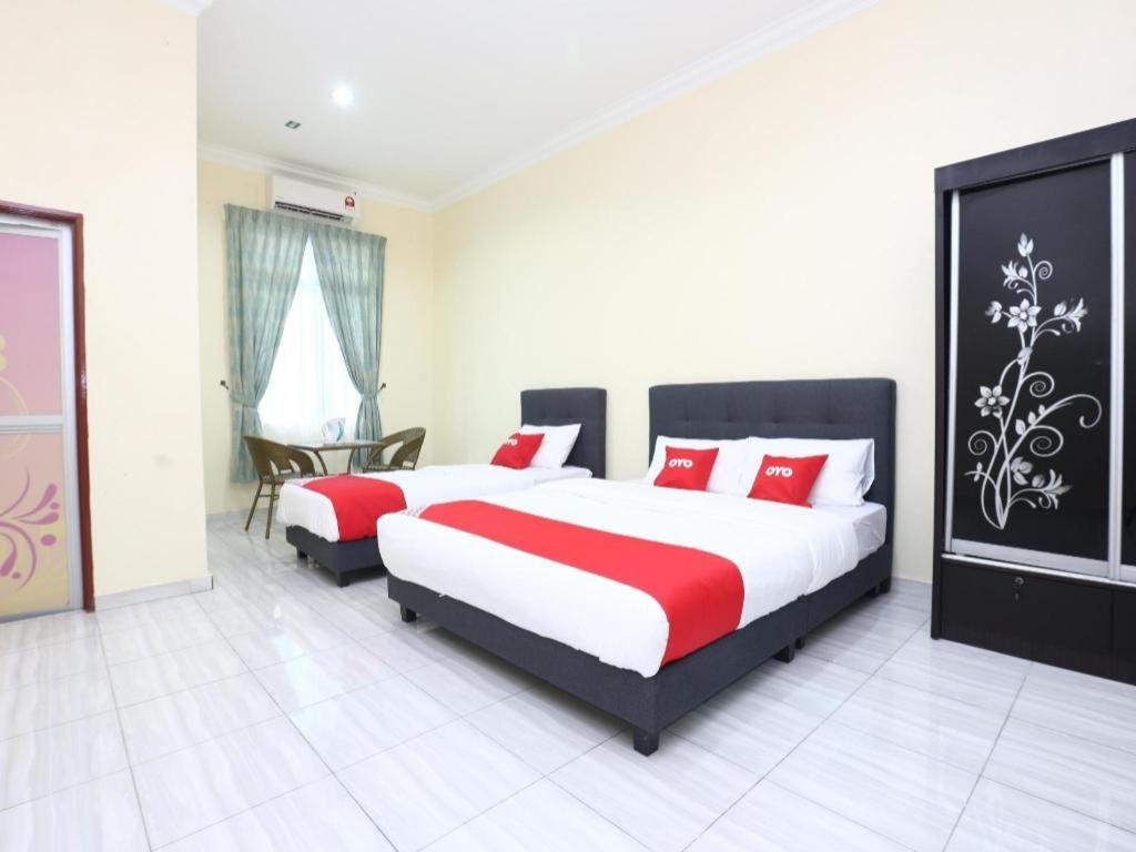 โอโย 89607 อโลฮา ชาเลต์ Hotel Kampung Raja ภายนอก รูปภาพ