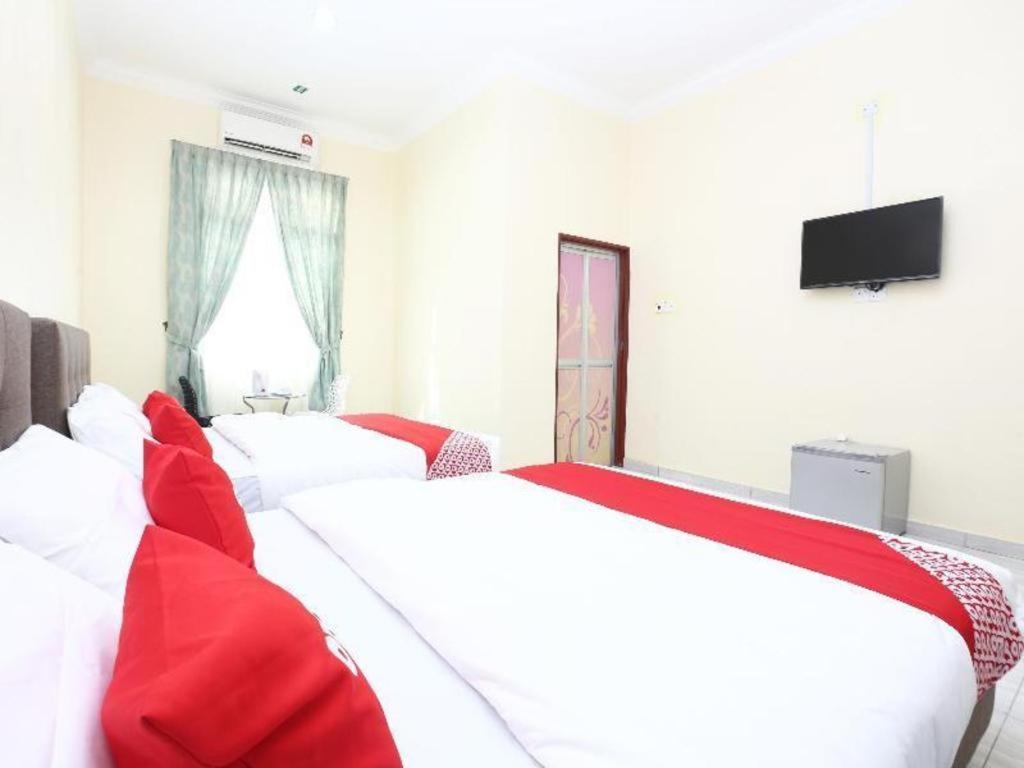 โอโย 89607 อโลฮา ชาเลต์ Hotel Kampung Raja ภายนอก รูปภาพ