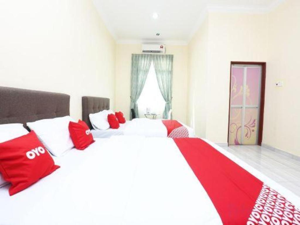 โอโย 89607 อโลฮา ชาเลต์ Hotel Kampung Raja ภายนอก รูปภาพ