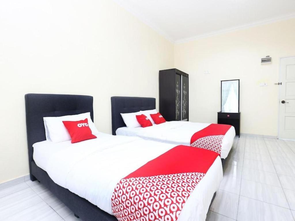 โอโย 89607 อโลฮา ชาเลต์ Hotel Kampung Raja ภายนอก รูปภาพ