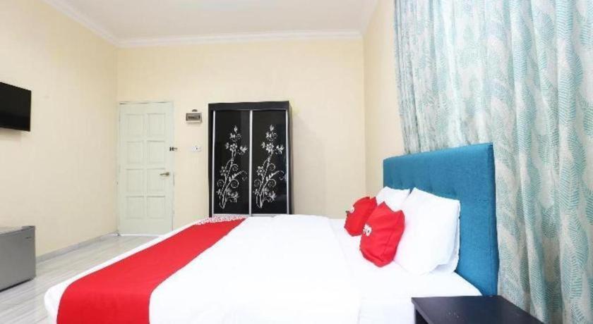 โอโย 89607 อโลฮา ชาเลต์ Hotel Kampung Raja ภายนอก รูปภาพ