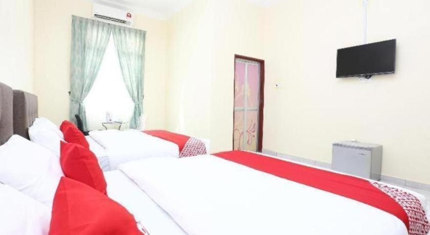 โอโย 89607 อโลฮา ชาเลต์ Hotel Kampung Raja ภายนอก รูปภาพ
