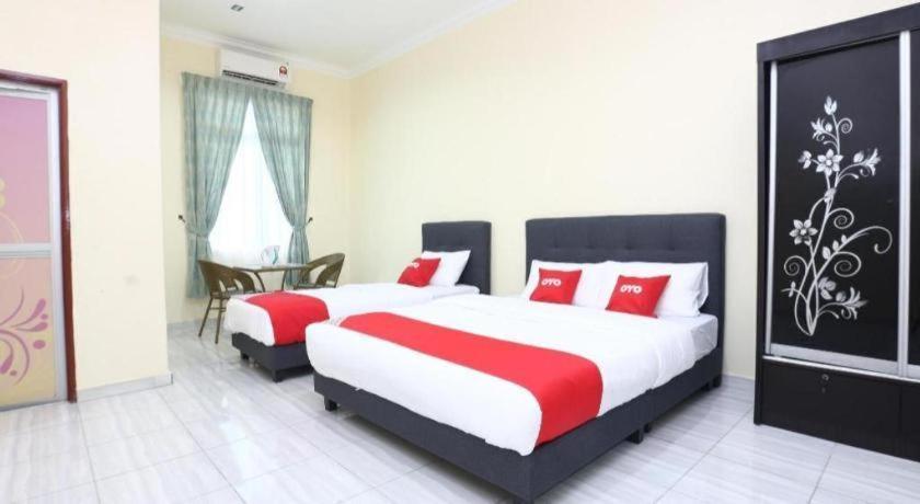 โอโย 89607 อโลฮา ชาเลต์ Hotel Kampung Raja ภายนอก รูปภาพ