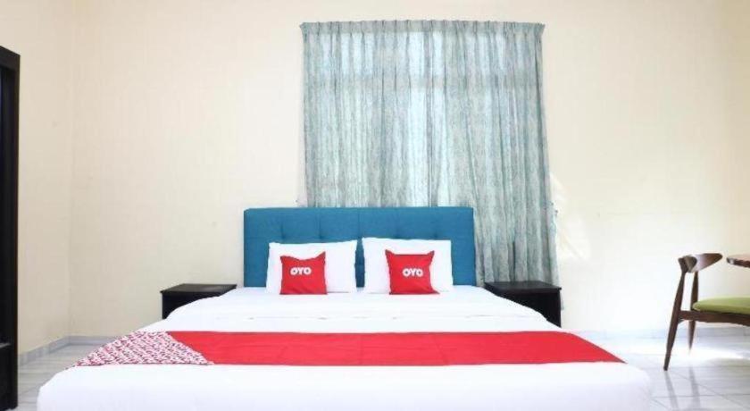 โอโย 89607 อโลฮา ชาเลต์ Hotel Kampung Raja ภายนอก รูปภาพ