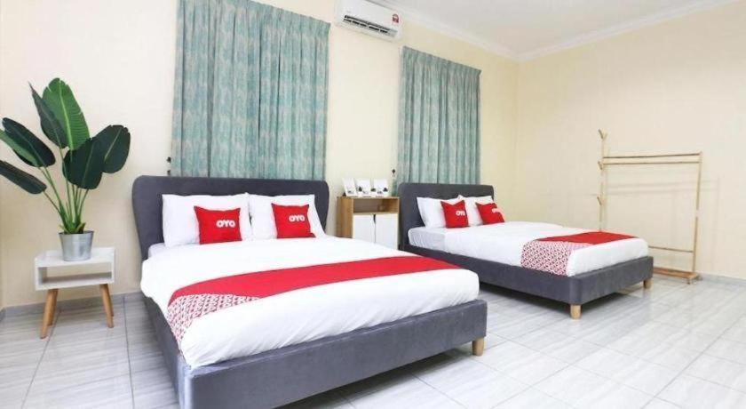 โอโย 89607 อโลฮา ชาเลต์ Hotel Kampung Raja ภายนอก รูปภาพ
